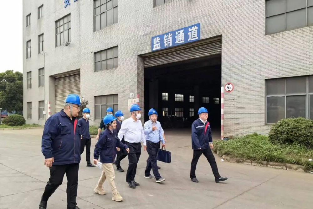 江苏省农业农村厅农机管理处副处长赵红彬一行莅临华仁再生考察指导